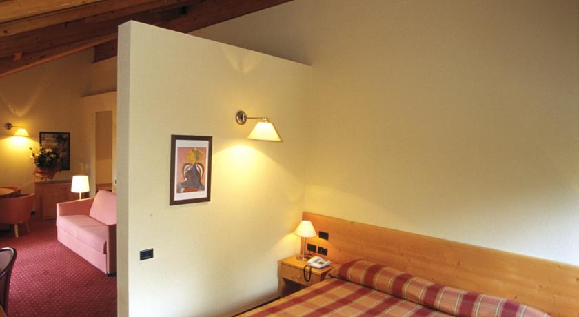 Junior suite<br><span style='font-size:14px'>4 persone</span>